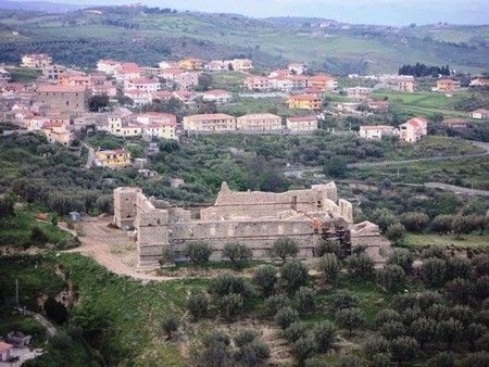 Grangia certosina e cistercense fortificata dalle torri angolari, Montauro (CZ)